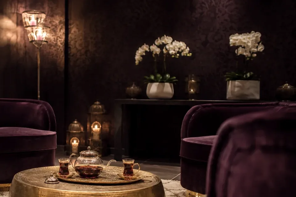 Elena, Bağcılar — waiting lounge, armchairs and soft light