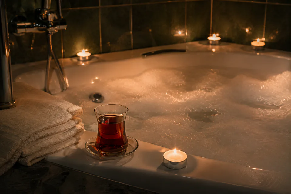 Jakuzili Elena Keyfi — Elena Masaj & Jakuzi Hamam